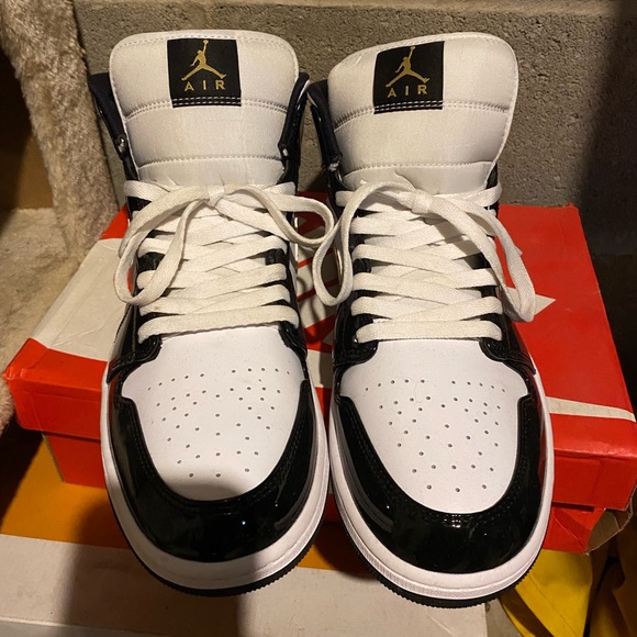 Air Jordan 1 mids brand new in box black/gold/white - Picture 2 of 5